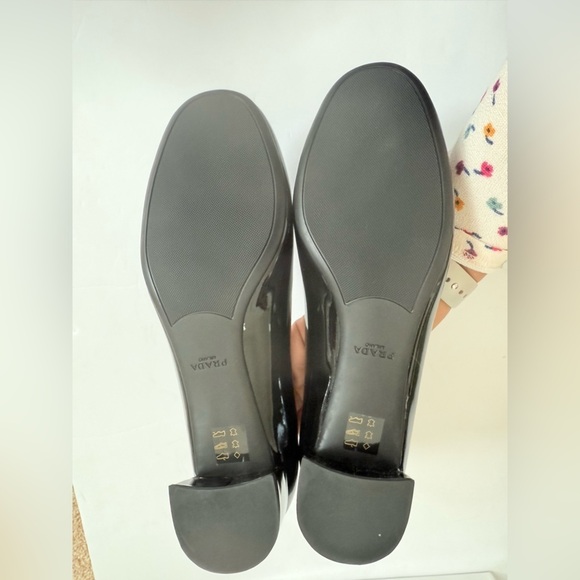 Prada Black polished leather bowtie embellished block heel pumps EU 39.5 - Picture 9 of 10